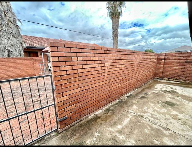 2 BEDROOM TOWNHOUSE FOR SALE IN ANNADALE